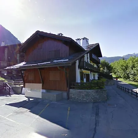 Apartment The Pine Cone, Your Nest In Courmayeour. *
